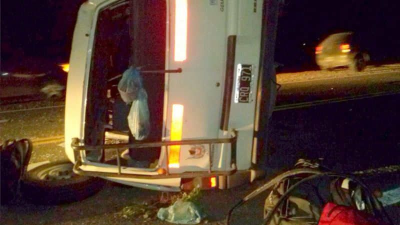 Volcó combi de Rentas, murió una persona y un herido grave
