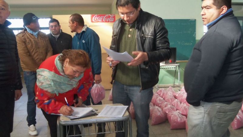 Entregaron cheques del Plan Mosto 2014 y semillas de alfalfa a productores