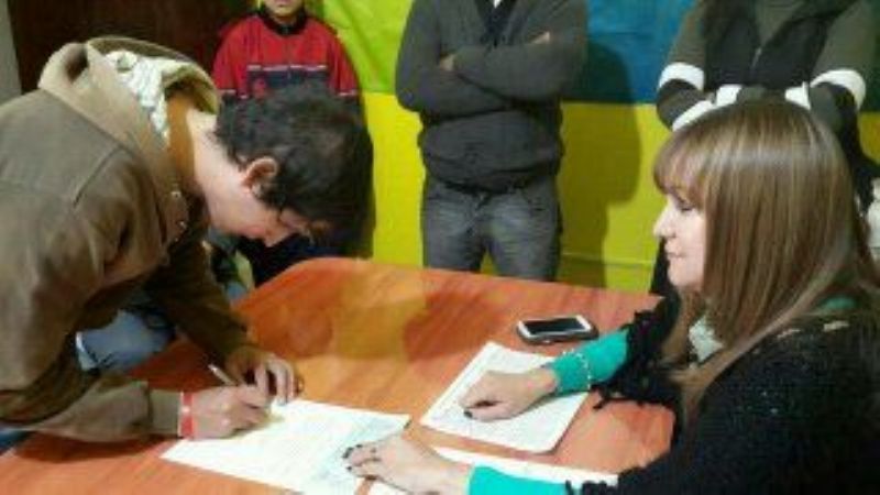 Myrian Juárez entregó ayudas económicas escolares