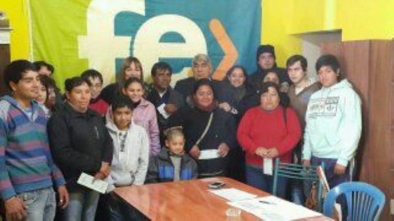 Myrian Juárez entregó ayudas económicas escolares