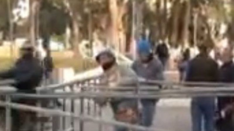 Cayó un pesado andamio y por fortuna no golpeó a nadie