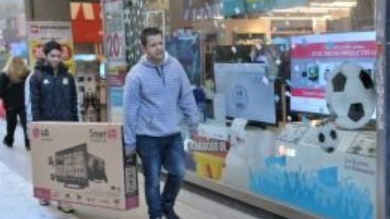 Se vende un celular cada dos minutos y un televisor cada cinco