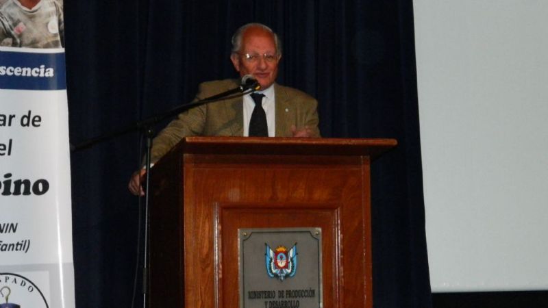 Magistral disertación del Dr. Abel Albino sobre desnutrición infantil