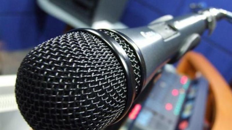 Saludos a los locutores del Centro de Empleados de Comercio