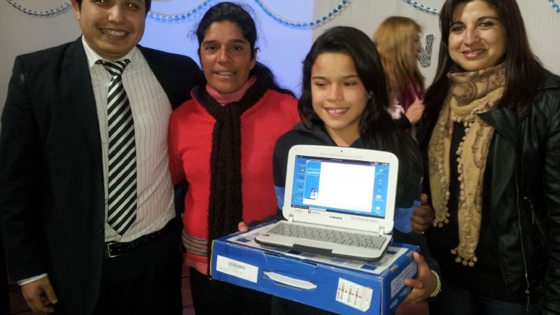 Jóvenes de Copacabana recibieron netbooks