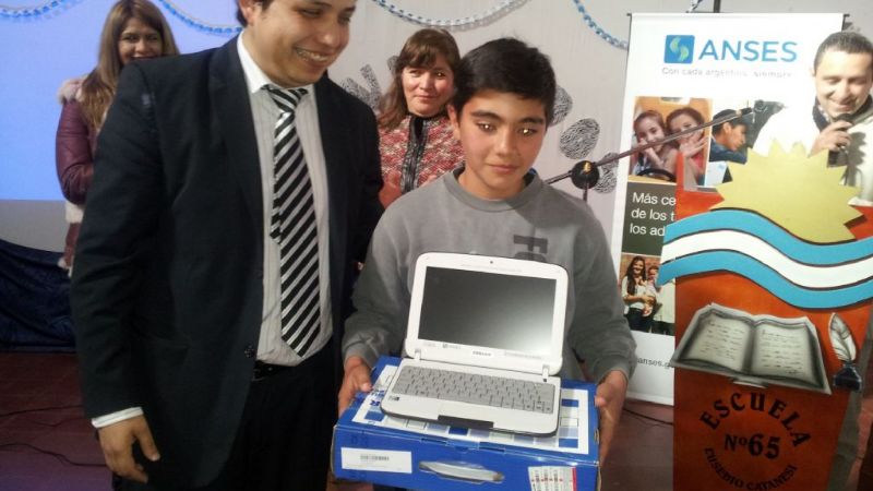 Jóvenes de Copacabana recibieron netbooks