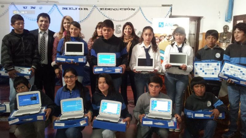 Jóvenes de Copacabana recibieron netbooks