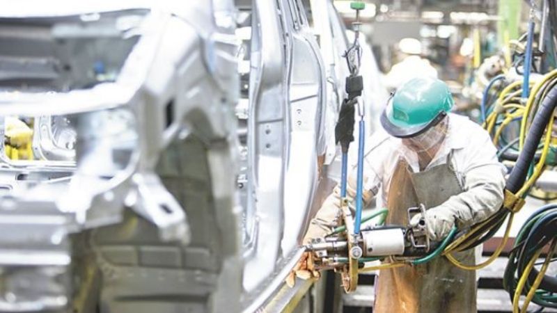 La producción de autos cae 20% en junio
