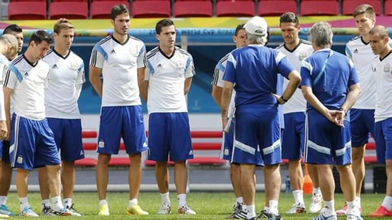 Sabella sorprendió con Demichelis entre los titulares