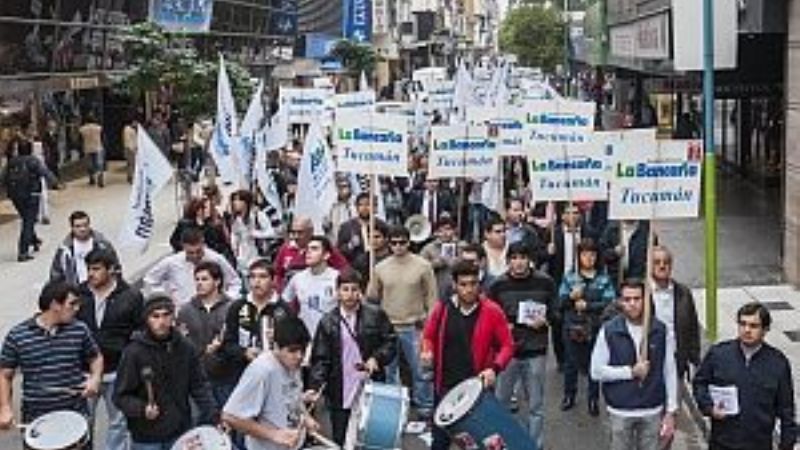 Por la inflación y ganancias, se pierde un sueldo y medio por año