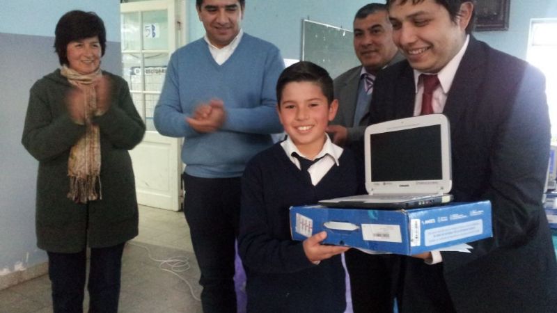 150 netbooks a estudiantes de Amadores y La Merced