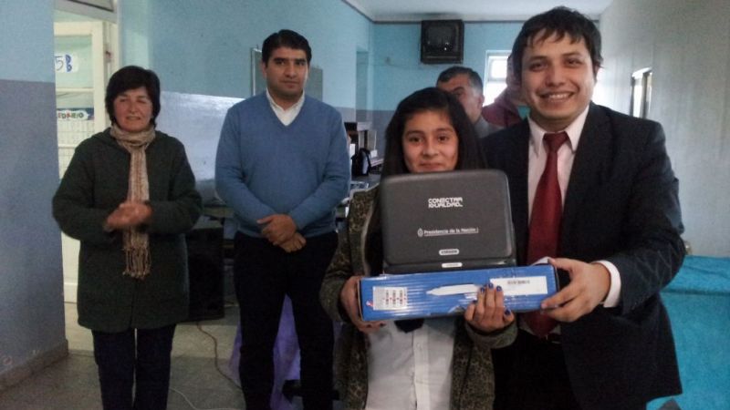 150 netbooks a estudiantes de Amadores y La Merced