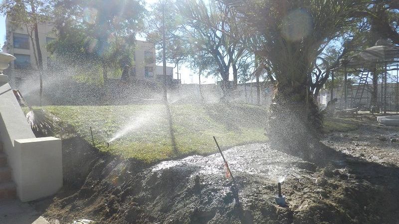 Nuevo sistema de riego en plaza principal