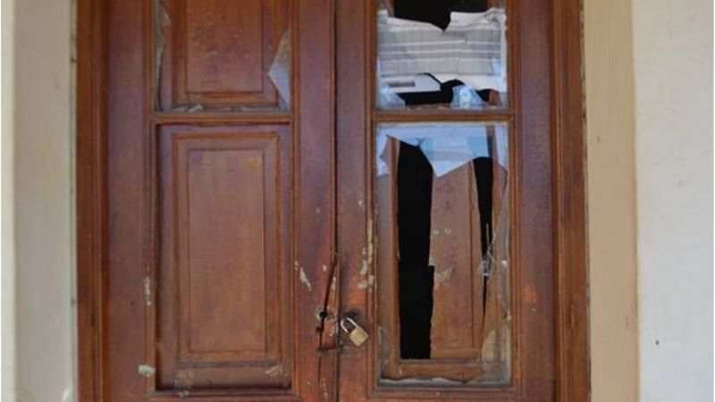 En ataque de furia, destruyó oficina de riego