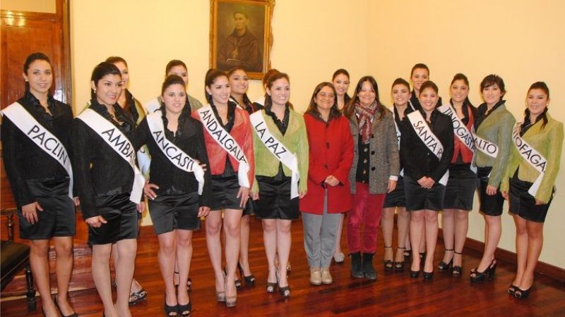 La gobernadora recibió a las candidatas a reina del Poncho