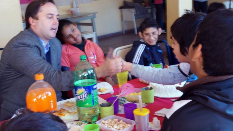 Festejo de Mera con los cumpleañeros de la Escuela del Centro de Rehabilitación