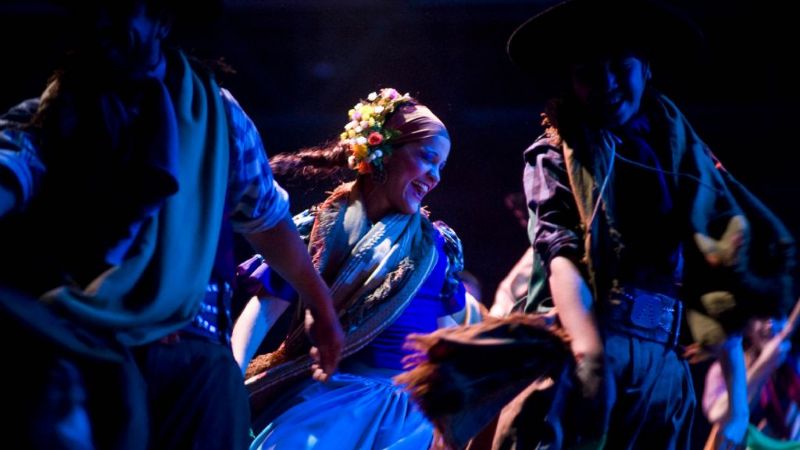 El Poncho 2014 abre sus puertas con un acto cultural y la primera noche de festival