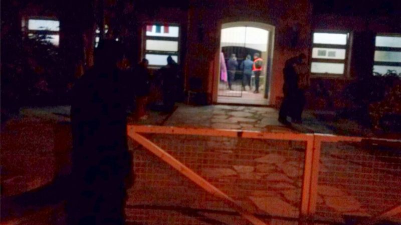 Encontraron sin vida a un hombre en una escuela