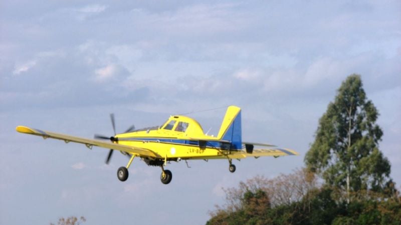 Aviones hidrantes combaten el incendio forestal