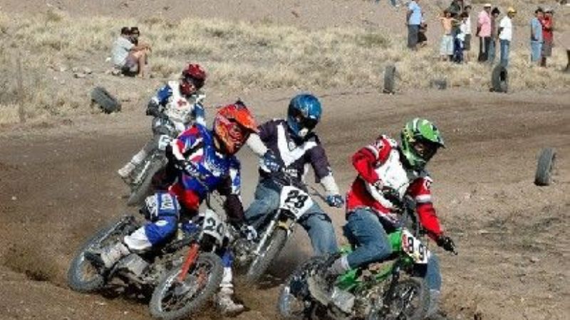 Los autos y las motos corren la 7ma. en el “Picante”