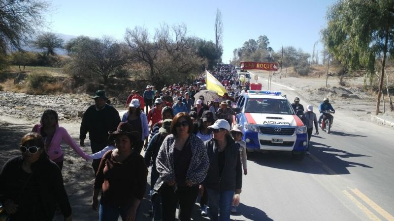 Cientos de peregrinos caminaron junto a la imagen de San Roque