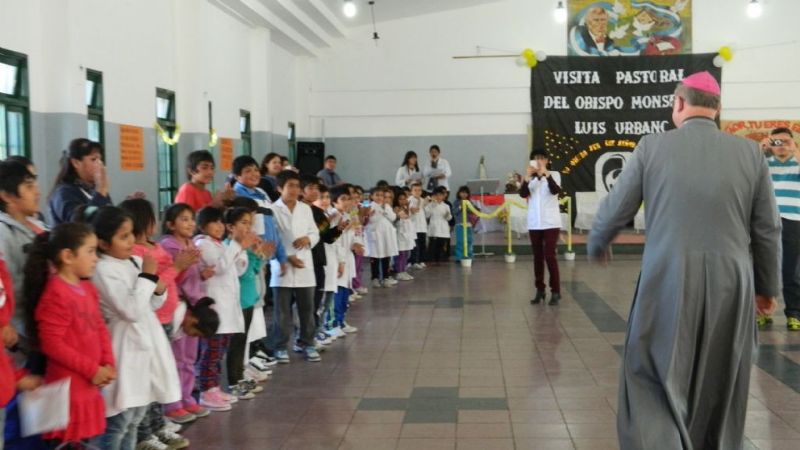 El obispo comenzó visita pastoral a la parroquia San Jorge en la escuela del barrio