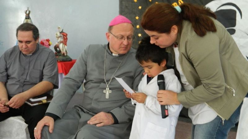 El obispo comenzó visita pastoral a la parroquia San Jorge en la escuela del barrio