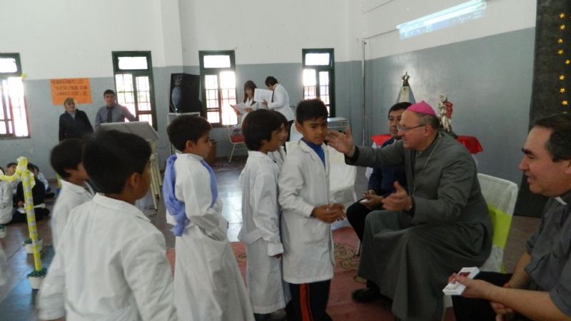 El obispo comenzó visita pastoral a la parroquia San Jorge en la escuela del barrio