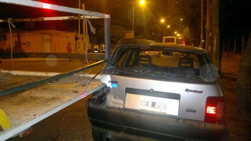 Carro de Tránsito Municipal chocó auto estacionado