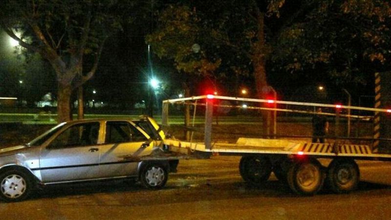 Carro de Tránsito Municipal chocó auto estacionado