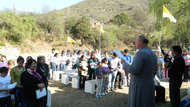 Vecinos de Charquiadero, Las Rosas y Alto de las Juntas recibieron al Obispo