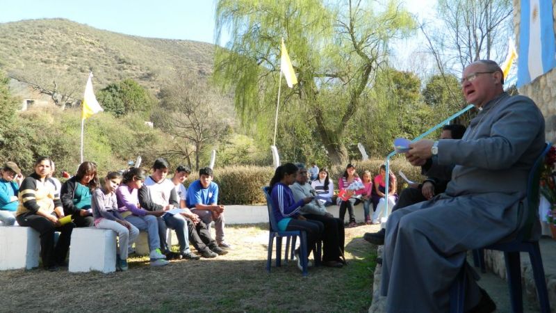 Vecinos de Charquiadero, Las Rosas y Alto de las Juntas recibieron al Obispo