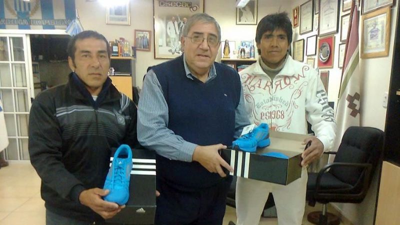 Atletas “mercantiles” con nuevas zapatillas donadas por el CEC