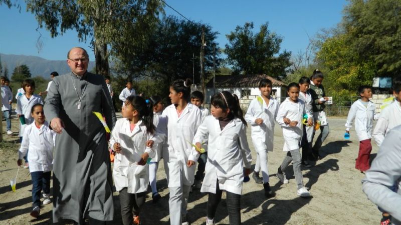 El Obispo visitó las escuelas de Malli y Huaco y se reunió con municipales y catequistas
