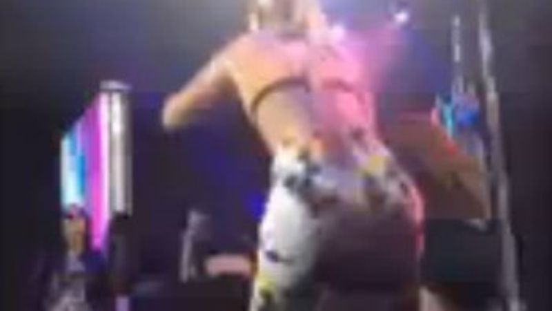 Se accidentó en pleno show: cayó del escenario y siguió cantando