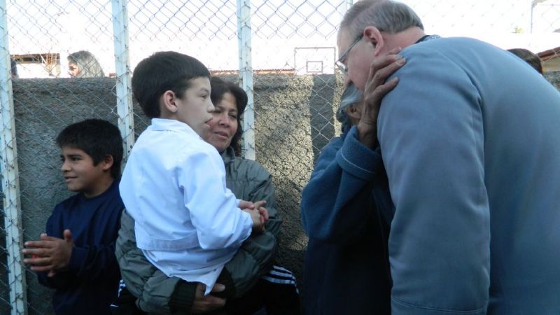 Emotiva bienvenida de los chicos especiales al Obispo y bautismo de un adolescente