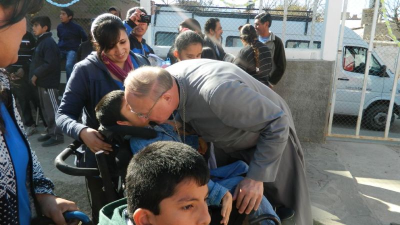 Emotiva bienvenida de los chicos especiales al Obispo y bautismo de un adolescente