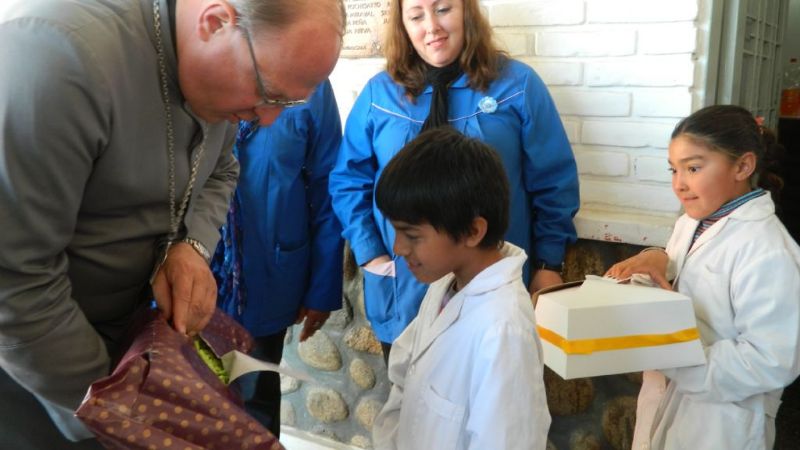 Emotiva bienvenida de los chicos especiales al Obispo y bautismo de un adolescente