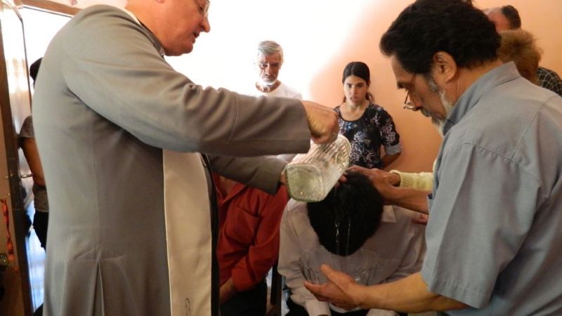 Emotiva bienvenida de los chicos especiales al Obispo y bautismo de un adolescente