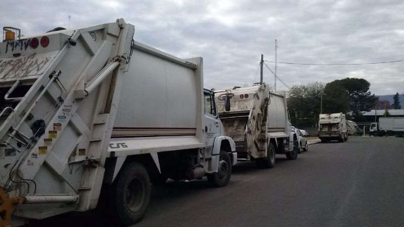 El paro de municipales frena los camiones recolectores