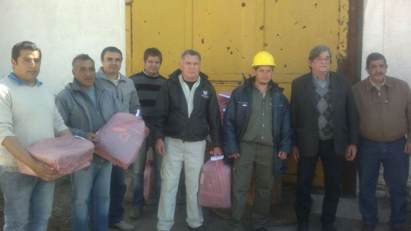 Entregaron indumentaria de trabajo al personal de obra