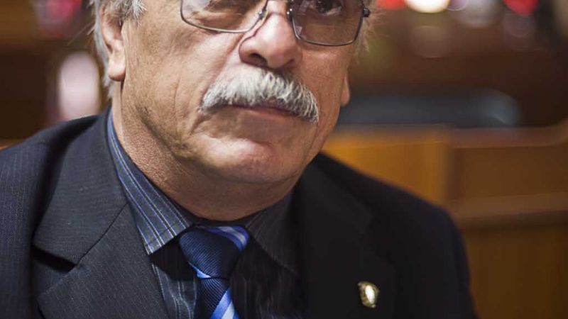 Senador se quejó por el descuento por desarraigo