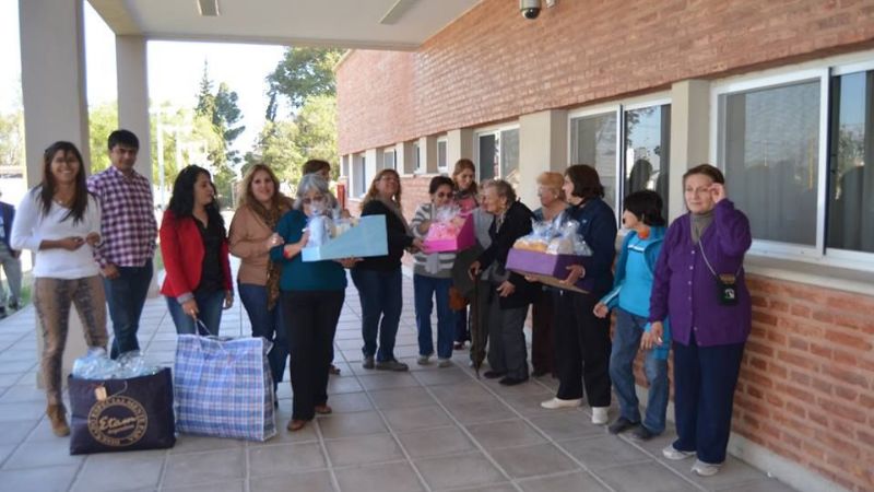 Donación de los adultos mayores de Valle Viejo a la Maternidad Provincial