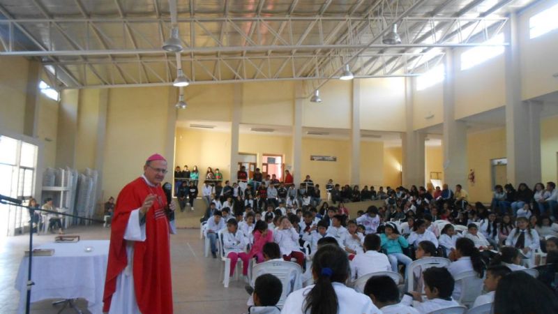 El Obispo visitó la comunidad de Villa Vil, escuelas y oficinas públicas