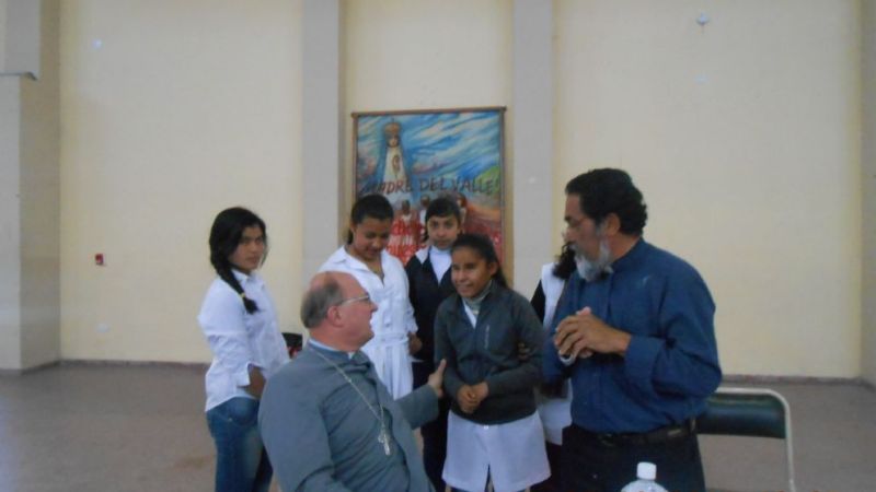 El Obispo visitó la comunidad de Villa Vil, escuelas y oficinas públicas