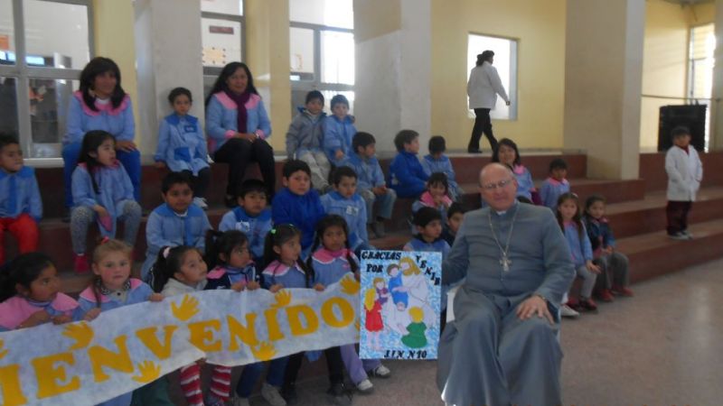 El Obispo visitó la comunidad de Villa Vil, escuelas y oficinas públicas