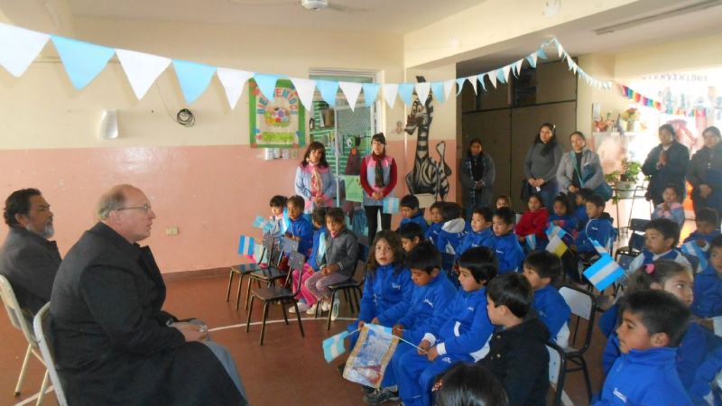 El Obispo visitó la comunidad de Villa Vil, escuelas y oficinas públicas
