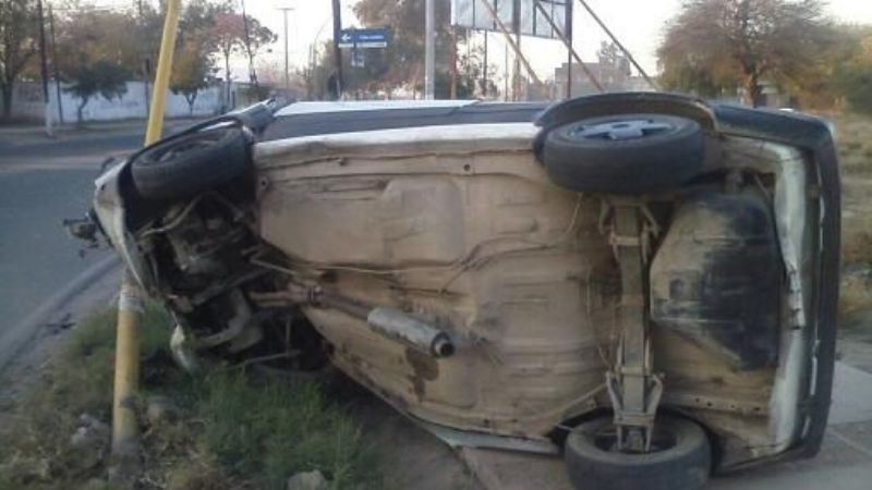 Un joven volcó y quedó hospitalizado