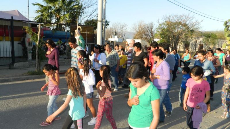El Obispo visitó a feriantes y presidió la procesión en el barrio Santa Marta
