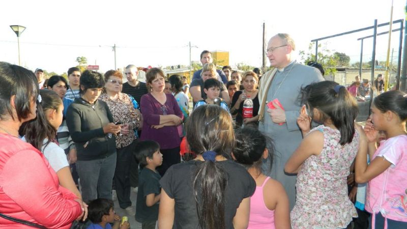 El Obispo visitó a feriantes y presidió la procesión en el barrio Santa Marta